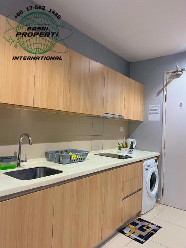 Η κουζίνα ή μικρή κουζίνα στο I-City Liberty One Room Best Pleasant BASRI PROPERTI
