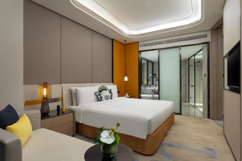 Televisyen dan/atau pusat hiburan di voco Shanghai Hongqiao Hub by IHG - 20 Mins drive to Shanghai Hongqiao Int'l Airport And NECC