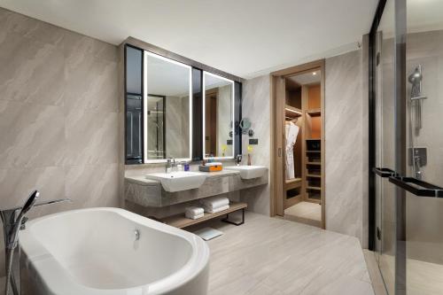 Koupelna v ubytování voco Shanghai Hongqiao Hub by IHG - 20 Mins drive to Shanghai Hongqiao Int'l Airport And NECC