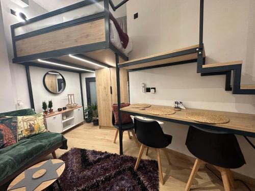 Ruang duduk di La Petite Mansion, next to the city center!