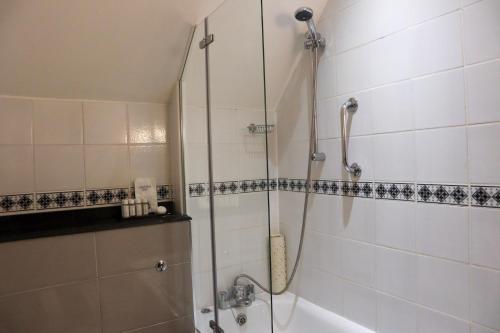 Ein Badezimmer in der Unterkunft The George Hotel