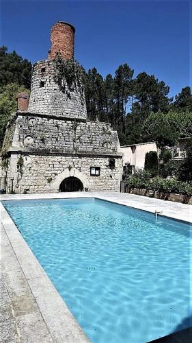 une grande piscine devant un immeuble dans l'établissement Séjour au pied du colorado provençal, avec piscine, à Rustrel