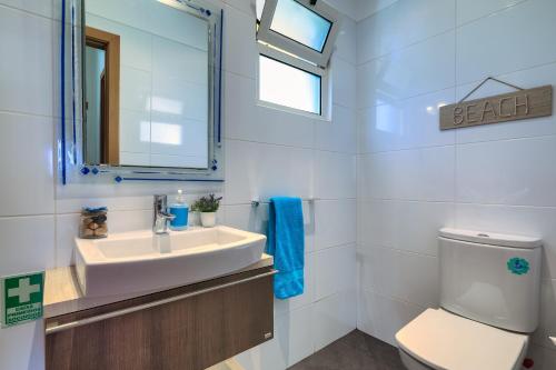 カニコにあるVilla Araújo da Costa by Holiday Rental Madeiraの洗面台、トイレ、鏡のあるバスルーム