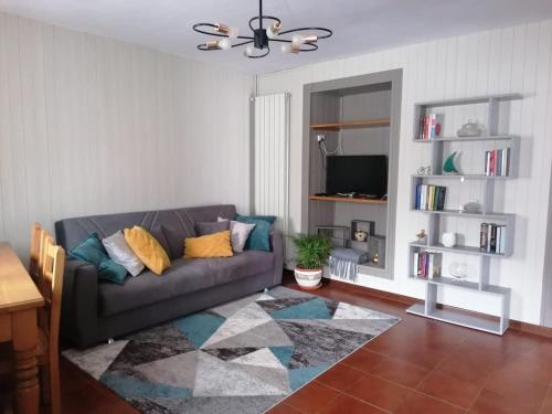 a living room with a couch and a television at CasAdelinA in Arnaz