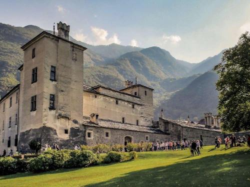 a group of people standing in front of an old castle at CasAdelinA in Arnaz