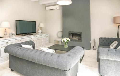 un salon avec un canapé et une télévision dans l'établissement Nice Home In St Gilles, à Beauvoisin