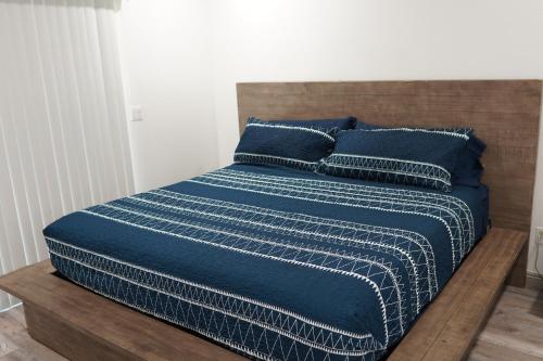 レイクハバスシティにあるNewly remodeled family friendly home near lakeのベッド(青いシーツ、青い枕付)