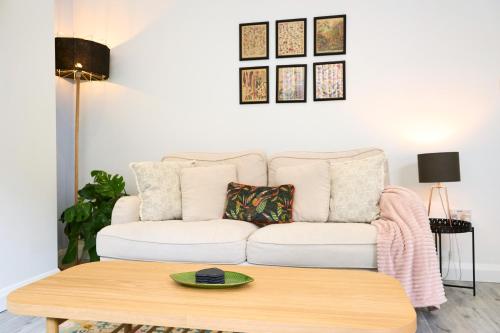 Χώρος καθιστικού στο Hebden Bridge Haven - Stylish, Cosy, Canal Side, Pet Friendly