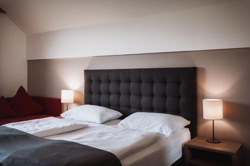 a hotel room with two beds and two lamps at Hotel Montis - Schönblick in Brunico