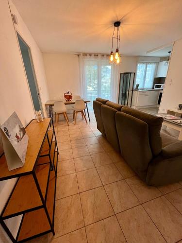 un salon avec un canapé et une table dans l'établissement Le Stamatine Savoie Albertville Wifi Parking, à Albertville