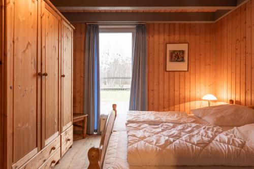 une chambre avec un lit et une fenêtre dans l'établissement Wildgans Classic 26, à Rechlin