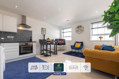 Kuchyň nebo kuchyňský kout v ubytování Relaxing Atlantic Mansions By Smart Apartments Short Lets & Serviced Accommodation Apartment Southampton With Free WiFi
