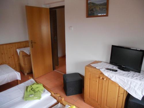 a room with a flat screen tv on top of a desk at Penzion Kamzík in Česká Kamenice