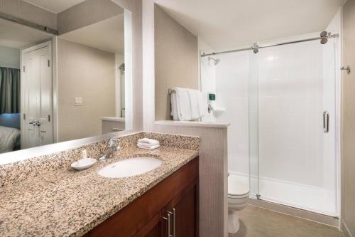 Ένα μπάνιο στο Residence Inn by Marriott Boulder