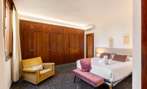1 dormitorio con 1 cama, 1 silla, 1 cama y armarios en Villa Palma 2, en Palma de Mallorca