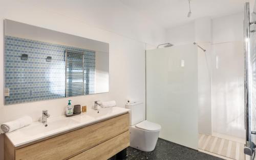 Un baño con lavabo, inodoro y ducha. en Villa Palma 2, en Palma de Mallorca