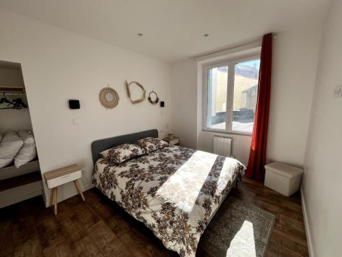 une chambre avec un lit et une fenêtre dans l'établissement L 'Épicentre, à Clermont-Ferrand