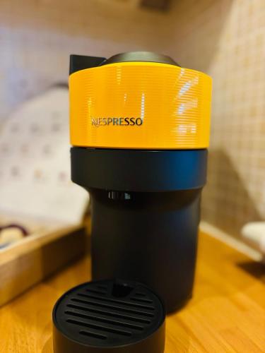 a black and yellow juicer sitting on top of a table at Boru Walk Townhouse -Stylish & Modern Holiday Home in Killaloe