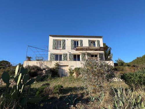 une maison au sommet d'une colline dans l'établissement Mas de l'Archange, à Montagnac