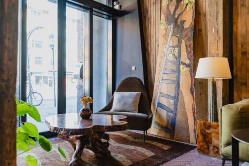 a living room with a chair and a table at Hotel van de Vijsel in Amsterdam