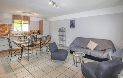 un salon avec un canapé, une table et des chaises dans l'établissement 3 Bedroom Nice Home In Saint-Thomé, à Saint-Thomé