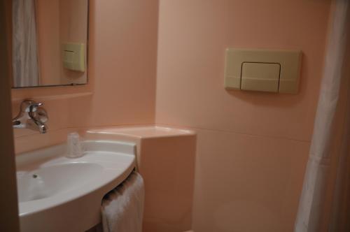 Ett badrum på HOTEL PREMIERE CLASSE Rouen Sud Oissel