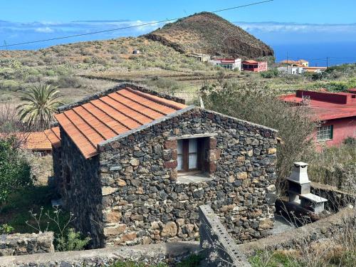 una casa in pietra su una collina vicino all'oceano di Casa Rural Higuera Morales a Mocanal