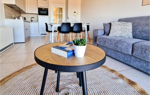 Kuchyň nebo kuchyňský kout v ubytování Beach Front Apartment In Oostende