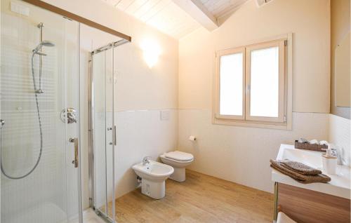 a bathroom with a shower and a toilet and a sink at 2 Bedroom Gorgeous Home In Vò Euganeo in Boccon