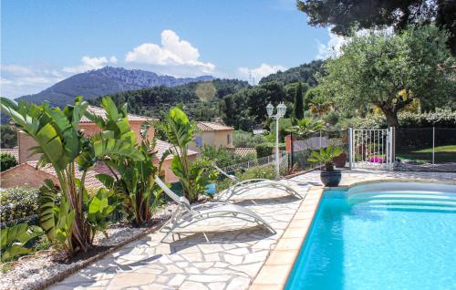 - une piscine dans une cour avec une montagne dans l'établissement Nice Apartment In La Valette Du Var, à La Valette-du-Var
