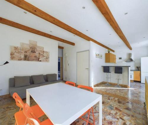 un salon avec une table et des chaises blanches dans l'établissement Residence Villa Ange, à La Seyne-sur-Mer