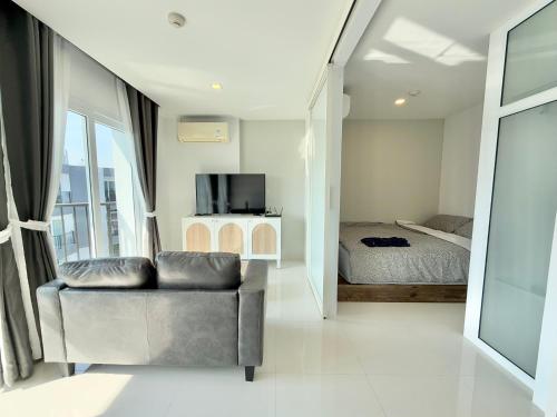 Ένα ή περισσότερα κρεβάτια σε δωμάτιο στο Mantra Beach Condominium Suite 2 - Mae Phim