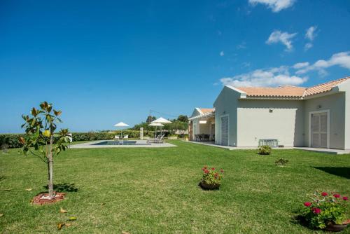 Κήπος έξω από το Villa La Vie by Vintage Travel