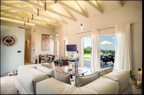 Χώρος καθιστικού στο Villa La Vie by Vintage Travel
