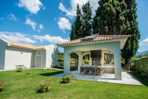 Κήπος έξω από το Villa La Vie by Vintage Travel
