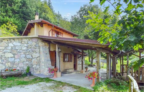 mały dom z kamiennym budynkiem w obiekcie Nice Home In Camaiore With Wifi w mieście Camaiore