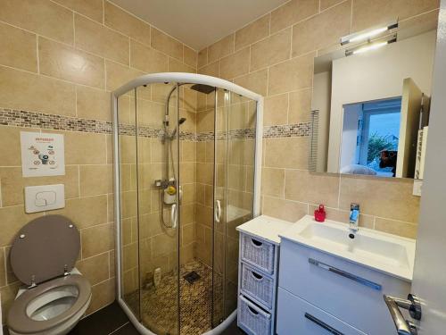 une salle de bain avec une douche, des toilettes et un lavabo dans l'établissement Maison plein centre ville, jardin clos, 500m plage, à Quiberon