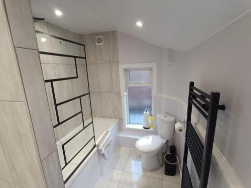 Koupelna v ubytování 8 bed house 2 miles (7 Mins) from Newcastle centre