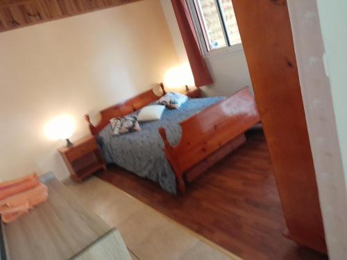 une chambre avec un lit avec deux oreillers et deux lampes dans l'établissement Chez Françoise, à Cilaos