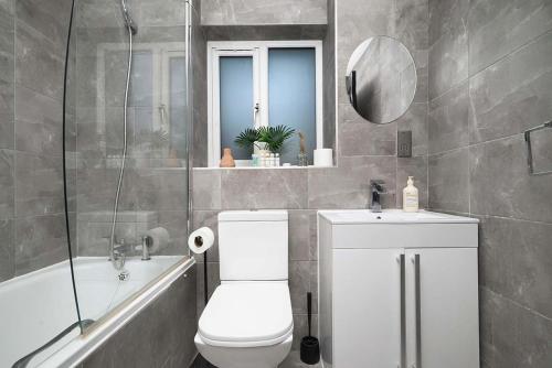 Ένα μπάνιο στο Lovely One Bed Flat in Bushey