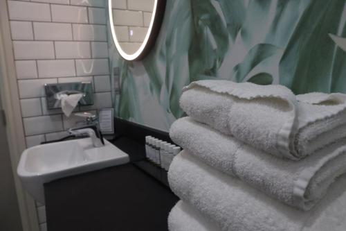Ein Badezimmer in der Unterkunft The George Hotel