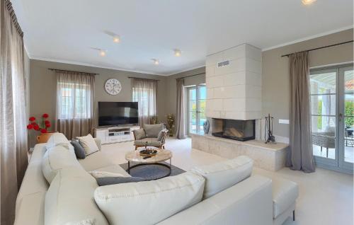 un salon avec un canapé blanc et une cheminée dans l'établissement Villa Pietra, à Poreč