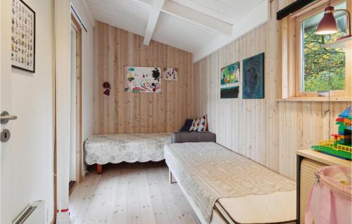 a room with a bench and a table in it at 3 Bedroom Cozy Home In Gørlev in Gørlev