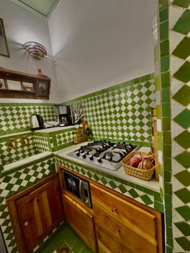 Η κουζίνα ή μικρή κουζίνα στο Appartement khmissa