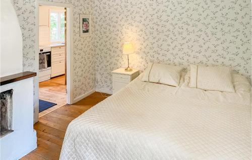 2 Bedroom Awesome Home In Färjestadenにあるベッド