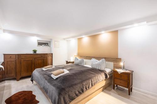 a bedroom with a large bed in a room at Living the Green in Friedrichsdorf