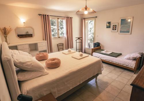 une chambre avec un lit avec deux oreillers dessus dans l'établissement Villa Sainte Maxime, à Sainte-Maxime