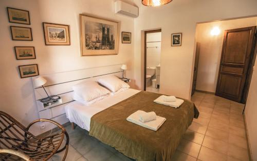 une chambre avec un lit avec deux serviettes dessus dans l'établissement Villa Sainte Maxime, à Sainte-Maxime