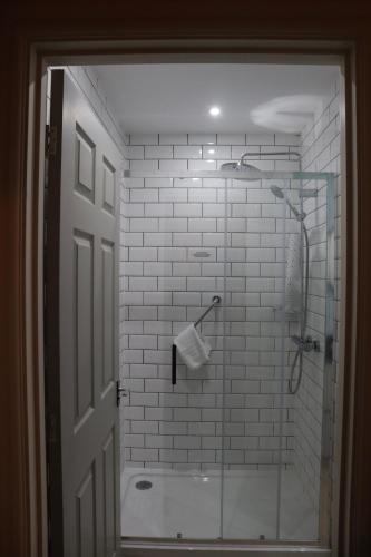 Ein Badezimmer in der Unterkunft The George Hotel