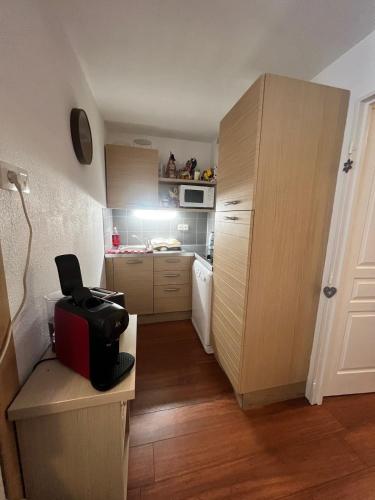 Il comprend une petite cuisine avec un bureau et une chaise. dans l'établissement Les chalets du verdon, à Allos